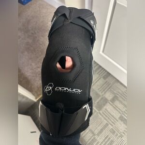 Men’s Don Joy performance knee brace. Size large.